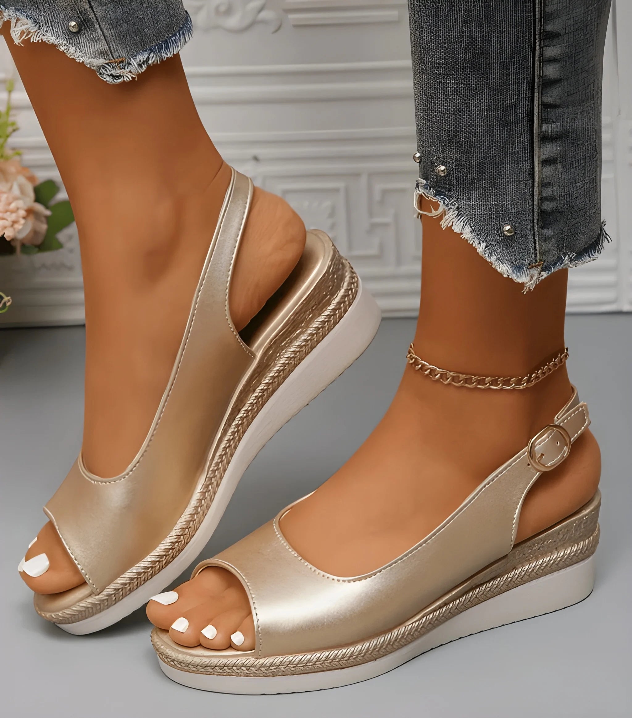 Women's Sleek Modern Sandals with Slingback Strap and Cushioned Footbed